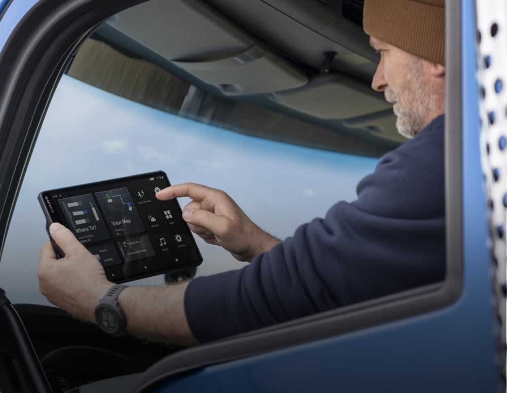 Cinq raisons pour lesquelles tous les conducteurs de camion ont besoin d'un  casque Garmin dēzl - Garmin Blog